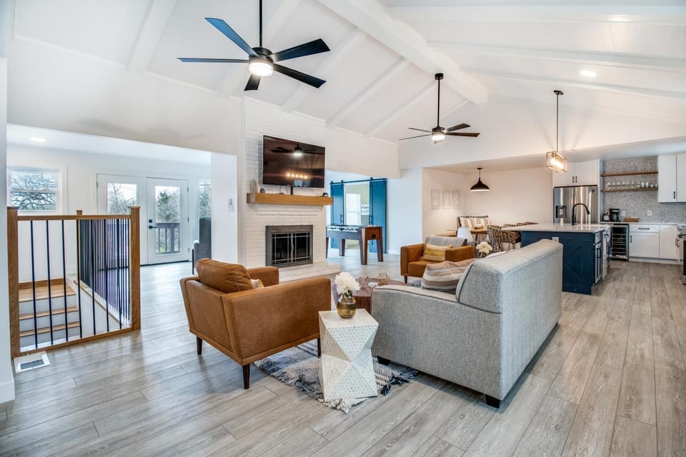 TV and multimedia, Kitchen or kitchenette, Living room, Seating area, Dining area, dishwasher, fireplace, minibar, oven, stove