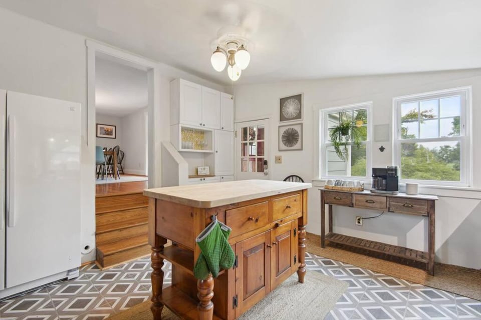 Kitchen or kitchenette, hair dresser