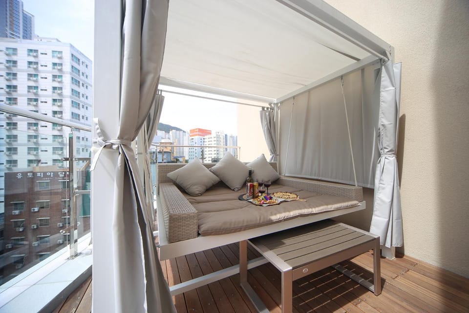 Patio, Day, Balcony/Terrace, Seating area