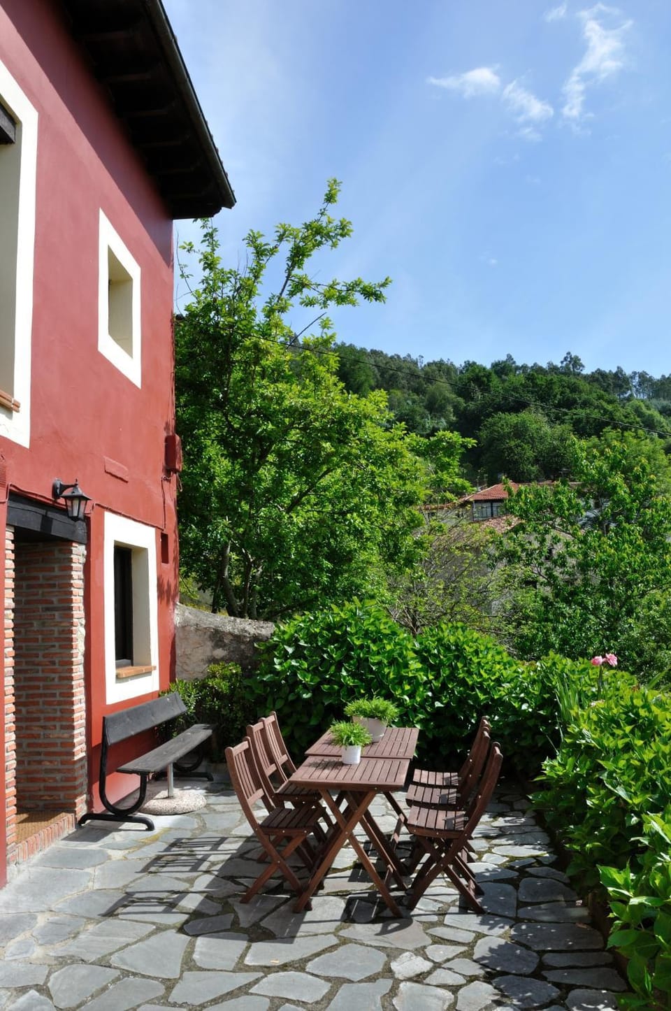 Property building, Facade/entrance, Off site, Natural landscape, Garden, Garden view