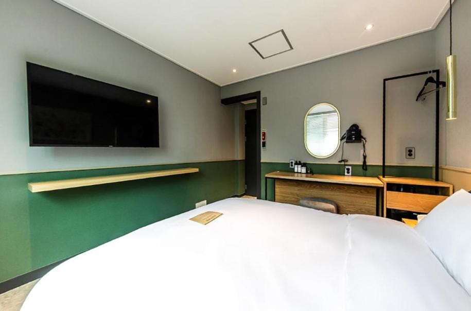 Bed, TV and multimedia, Photo of the whole room, Bedroom, hair dresser