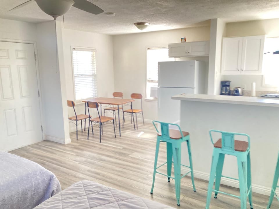 Kitchen or kitchenette, Dining area, minibar, pet friendly, stove