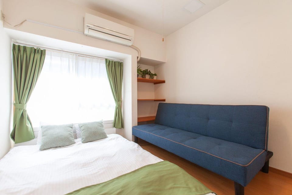Bed, Seating area, Bedroom, air conditioner