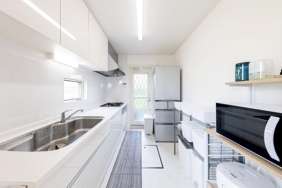 Kitchen or kitchenette, minibar, stove