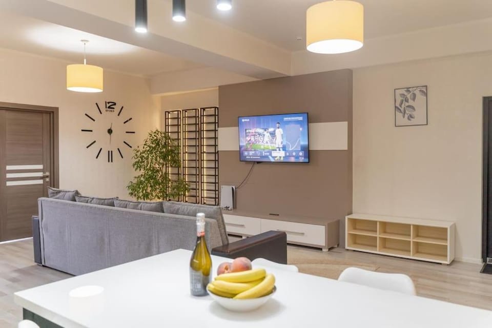 TV and multimedia, Food and drinks, Seating area
