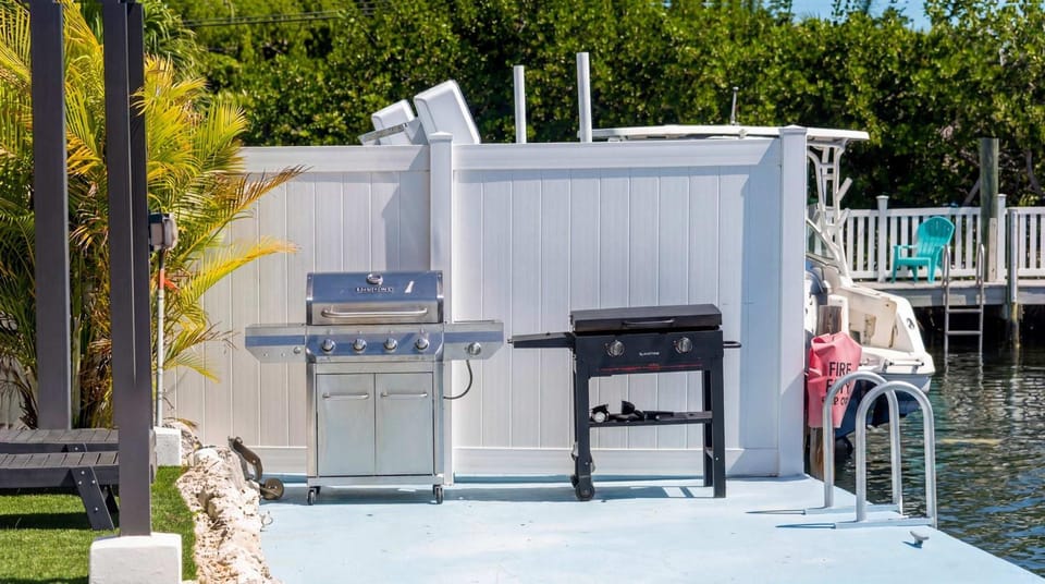 4BR Sombrero Beach House on Canal w Dock & Pool House in Marathon
