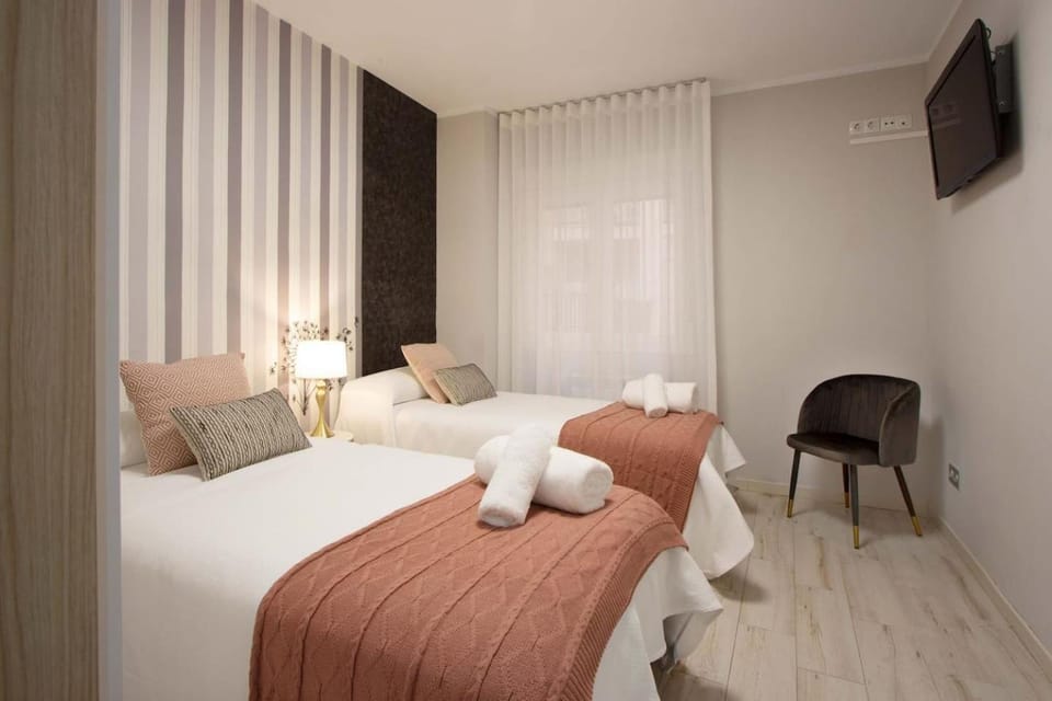 Bed, TV and multimedia, Photo of the whole room, towels