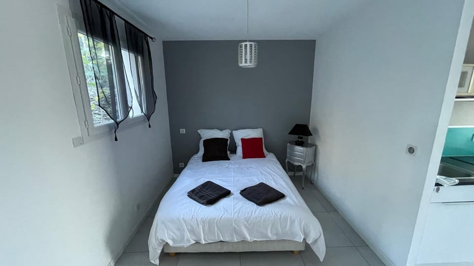 Grand studio dans villa avec garage Apartment in Nimes