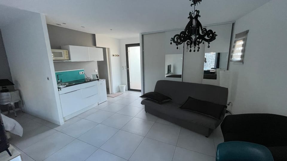 Grand studio dans villa avec garage Apartment in Nimes