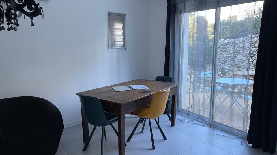 Grand studio dans villa avec garage Apartment in Nimes