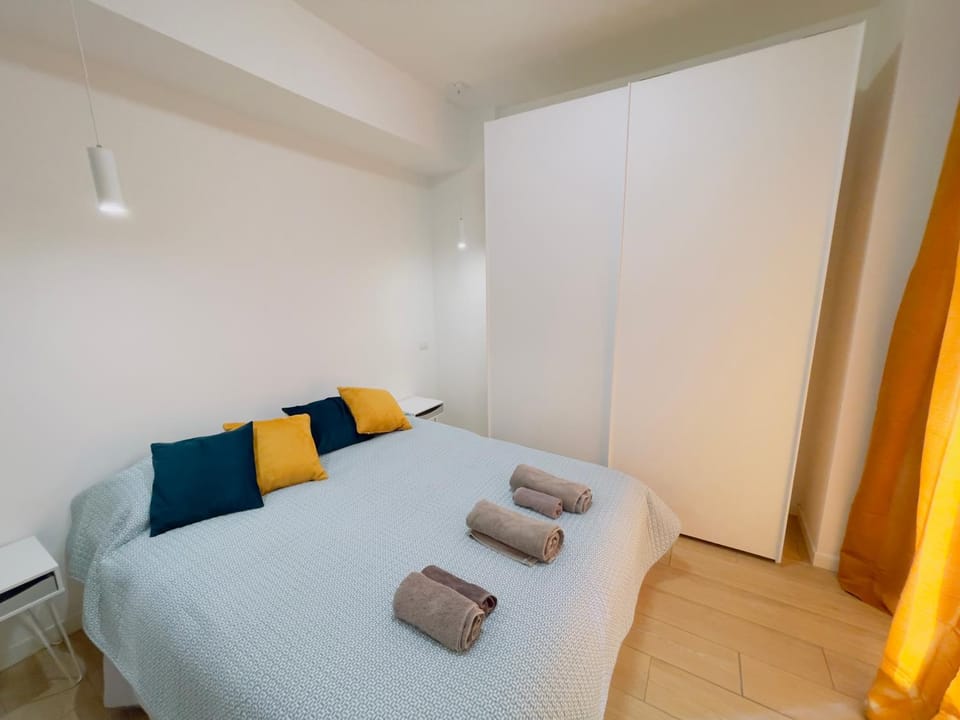 Bed, Bedroom, towels, wardrobe