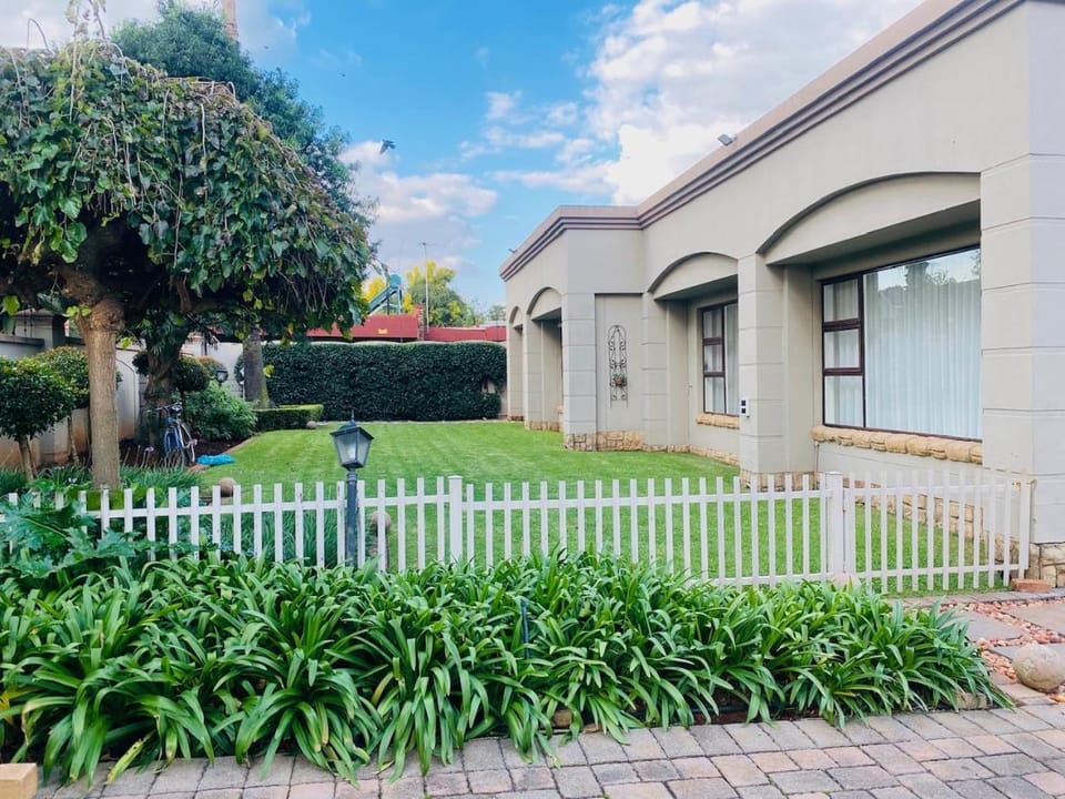 Property building, Day, Natural landscape, Garden, Garden, Garden view