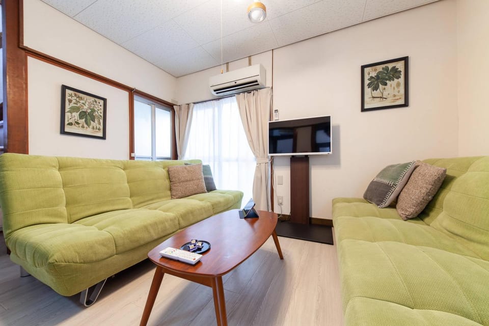 TV and multimedia, Living room, Seating area, air conditioner