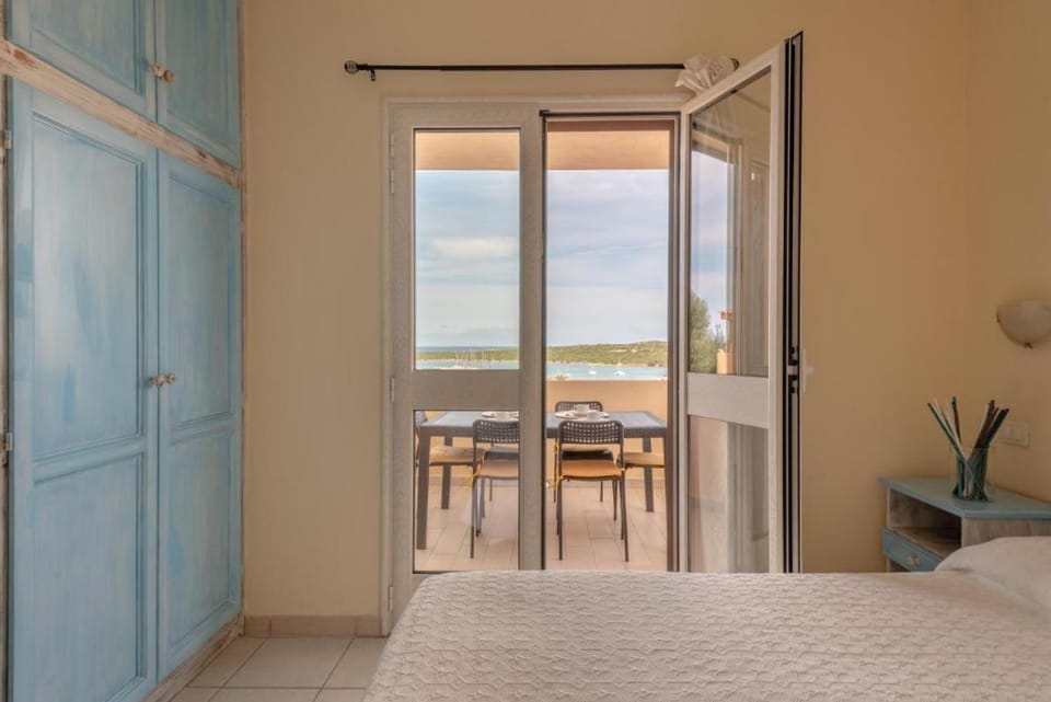 The perfectly positioned Baia de Bahas Residence 1 Bedroom Apt sleeps 4 -no0890 Apartment in Sardinia
