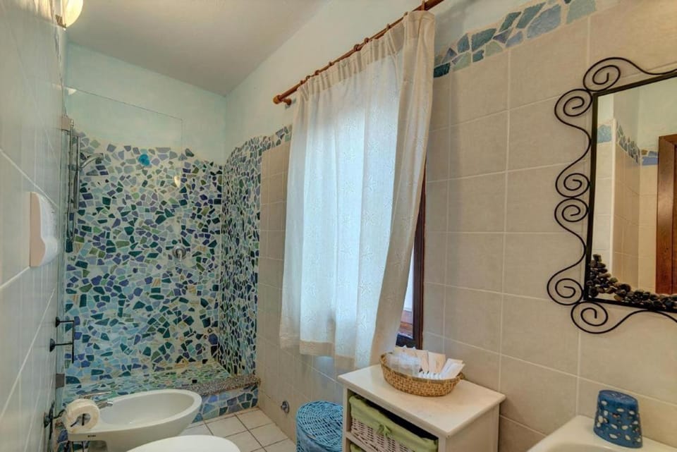 Day, Bathroom, Decorative detail, Family