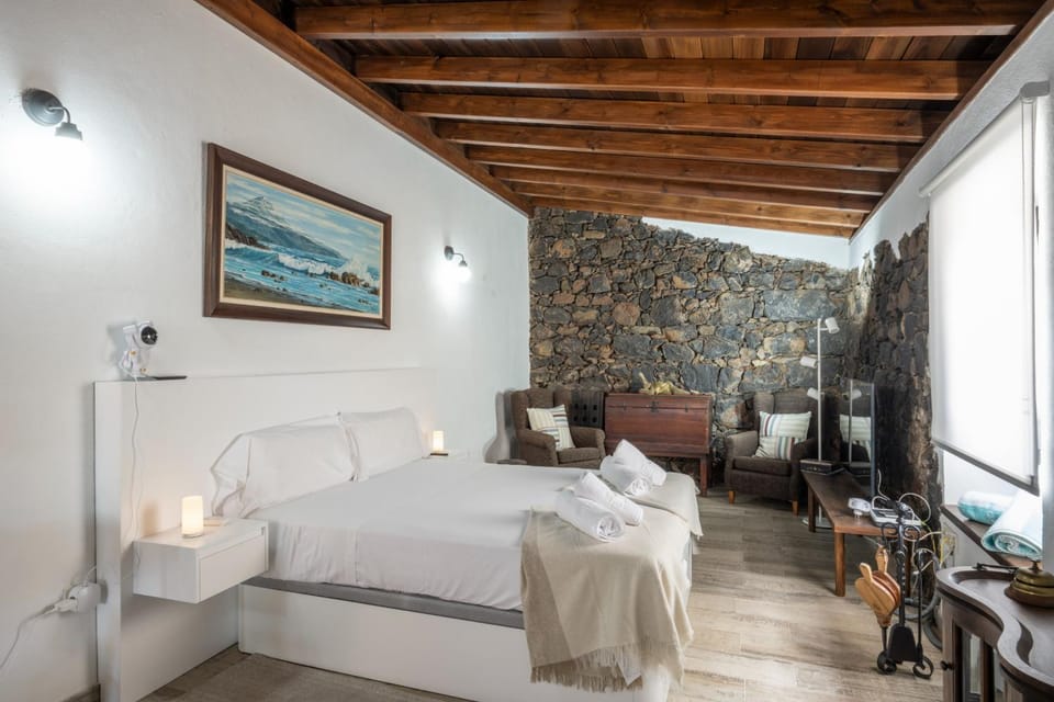 Bed, Living room, Photo of the whole room, Seating area, Bedroom, towels