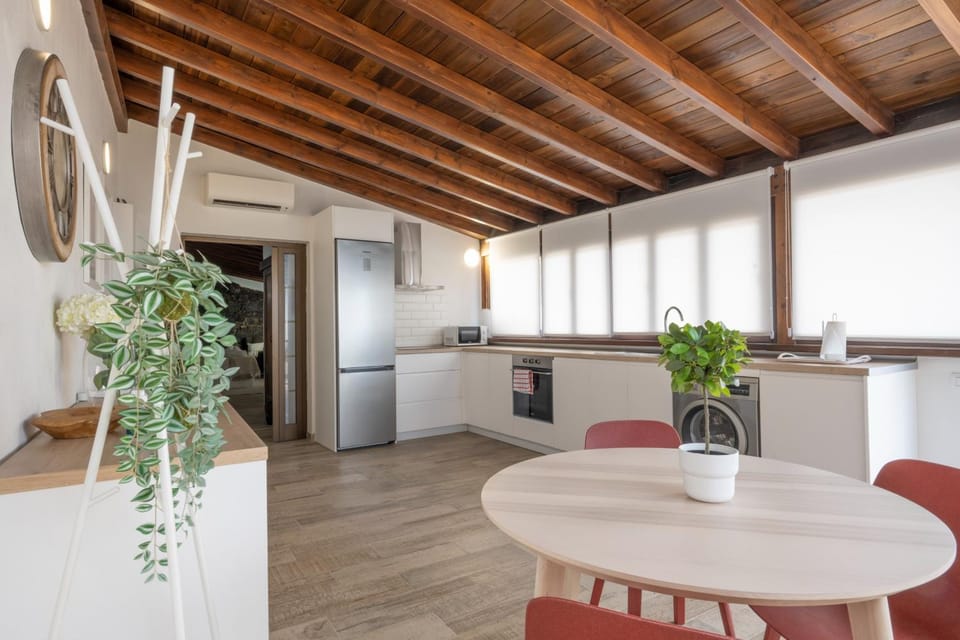 Kitchen or kitchenette, Dining area, minibar, oven, pet friendly