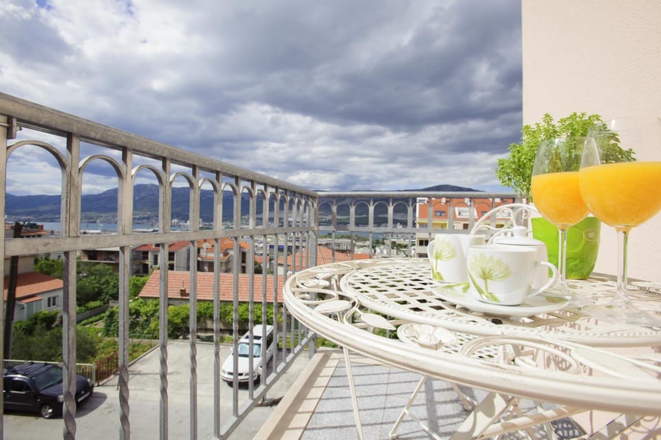 View (from property/room), Balcony/Terrace, Mountain view