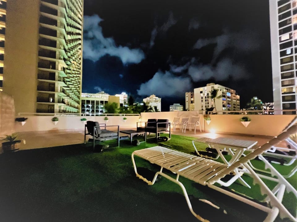 UNIQUE CONDO I Massive Patio I Modern 1BR Banyan I Washer Dryer I Free parking I 5' Beach Apartment in Honolulu