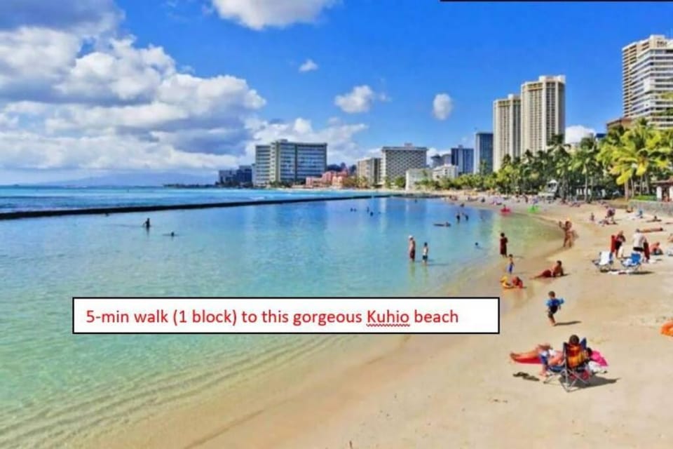 UNIQUE CONDO I Massive Patio I Modern 1BR Banyan I Washer Dryer I Free parking I 5' Beach Apartment in Honolulu