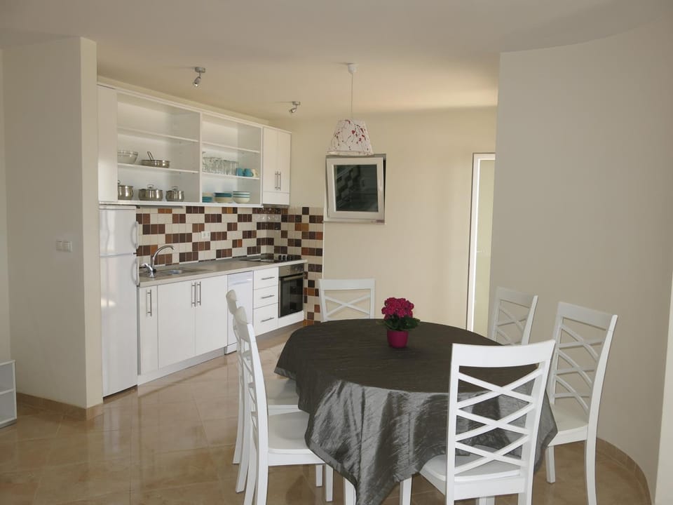 Kitchen or kitchenette, Dining area