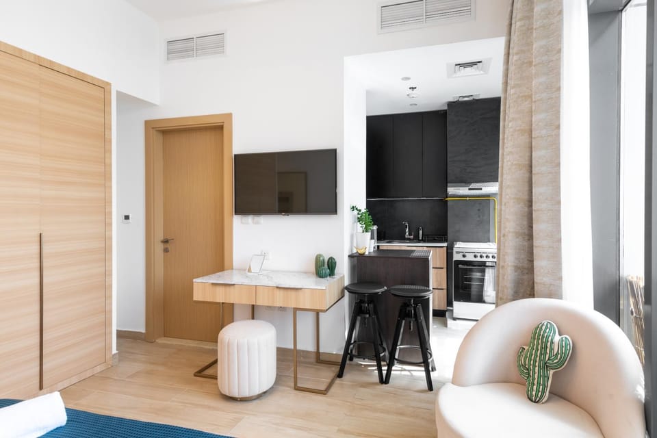 TV and multimedia, Kitchen or kitchenette, hair dresser, wardrobe