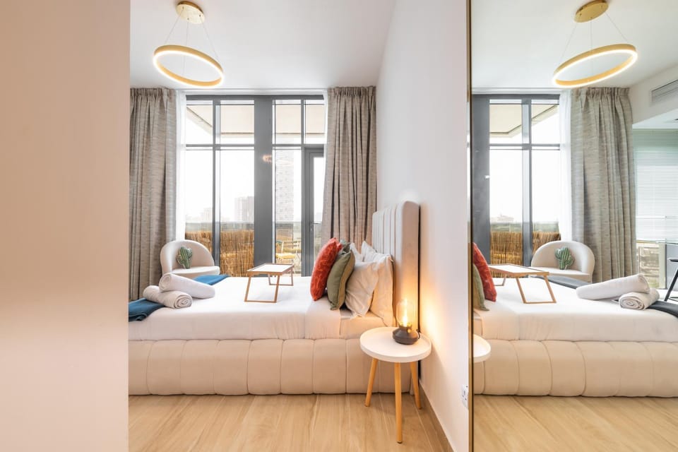 Photo of the whole room, Bedroom, towels