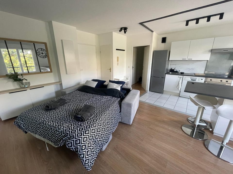 Bed, Seating area