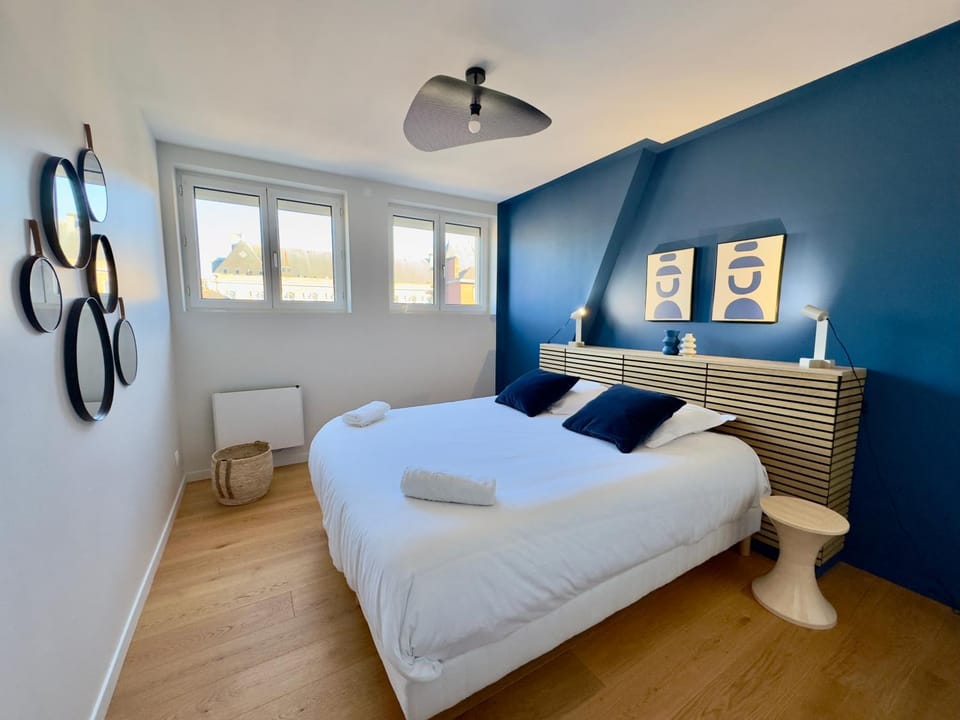 Photo of the whole room, Bedroom