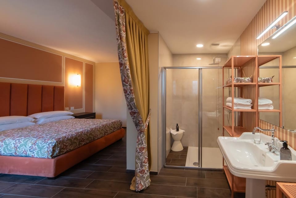 Shower, Toilet, Bed, Bathroom, Balcony/Terrace, Photo of the whole room, Bedroom, heating, microwave, safe, towels, wardrobe