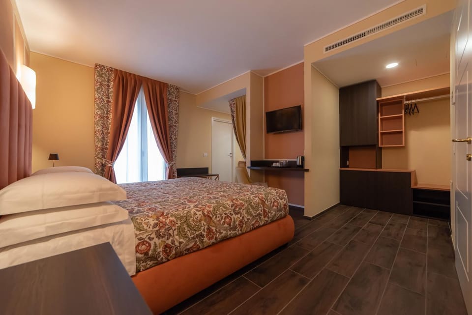 Bed, TV and multimedia, Photo of the whole room, Bedroom, oven, wardrobe