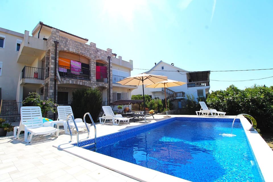 Property building, Patio, Day, Pool view, Swimming pool, sunbed