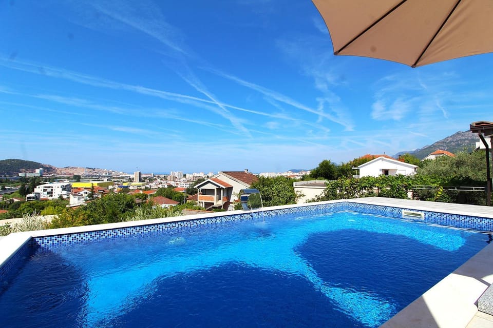 Day, Mountain view, Pool view, Swimming pool