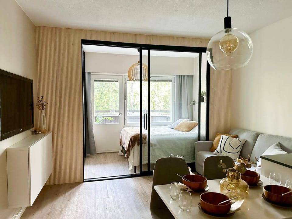 Bed, TV and multimedia, Living room, Photo of the whole room, Seating area