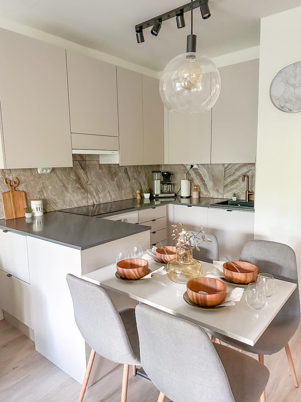 Kitchen or kitchenette, Dining area