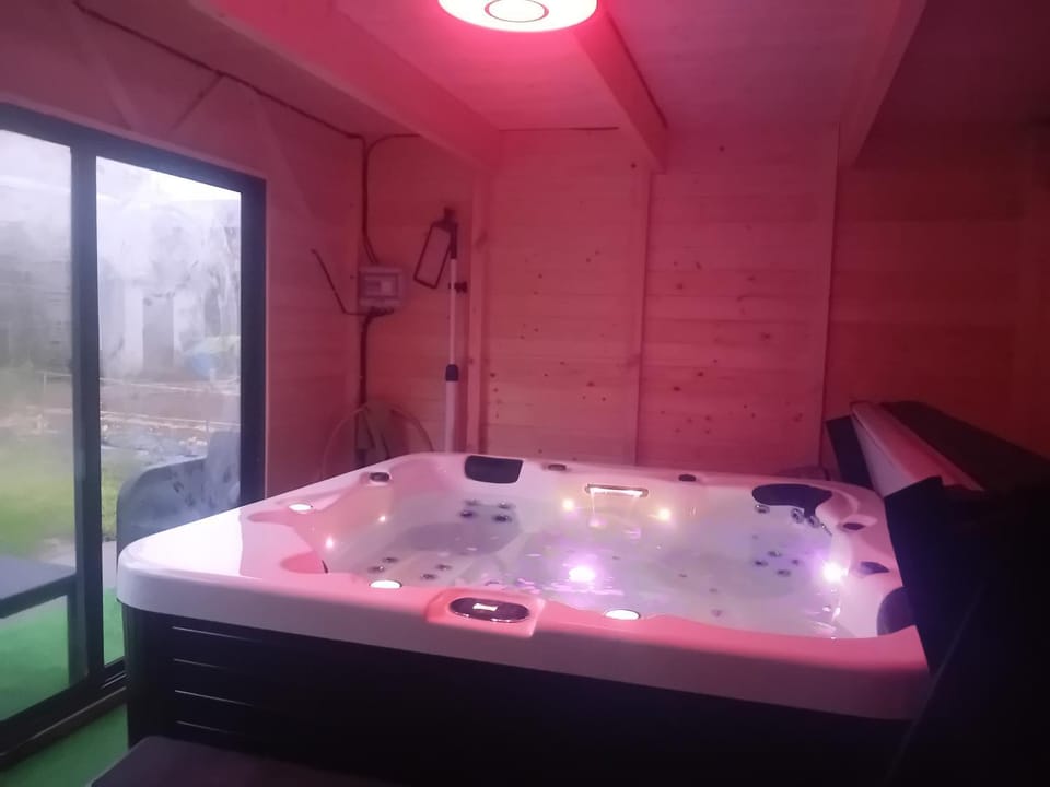 Hot Tub, Spa and wellness centre/facilities