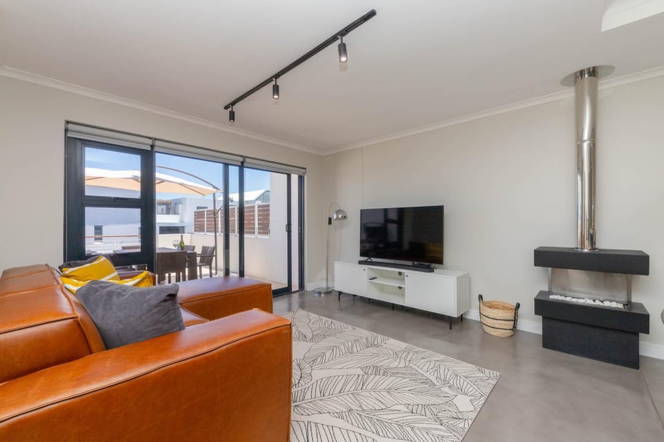 Modern Loadshedding Free Apartment in Azure 22 by HMH Apartment in Cape Town