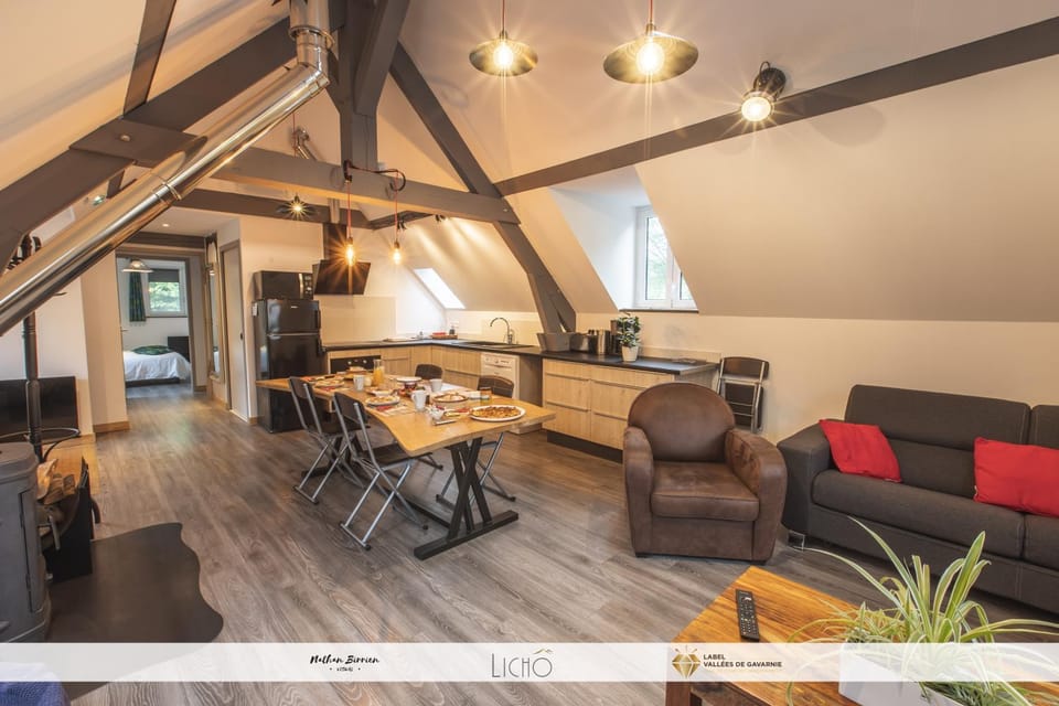 Kitchen or kitchenette, Living room, Seating area, Dining area