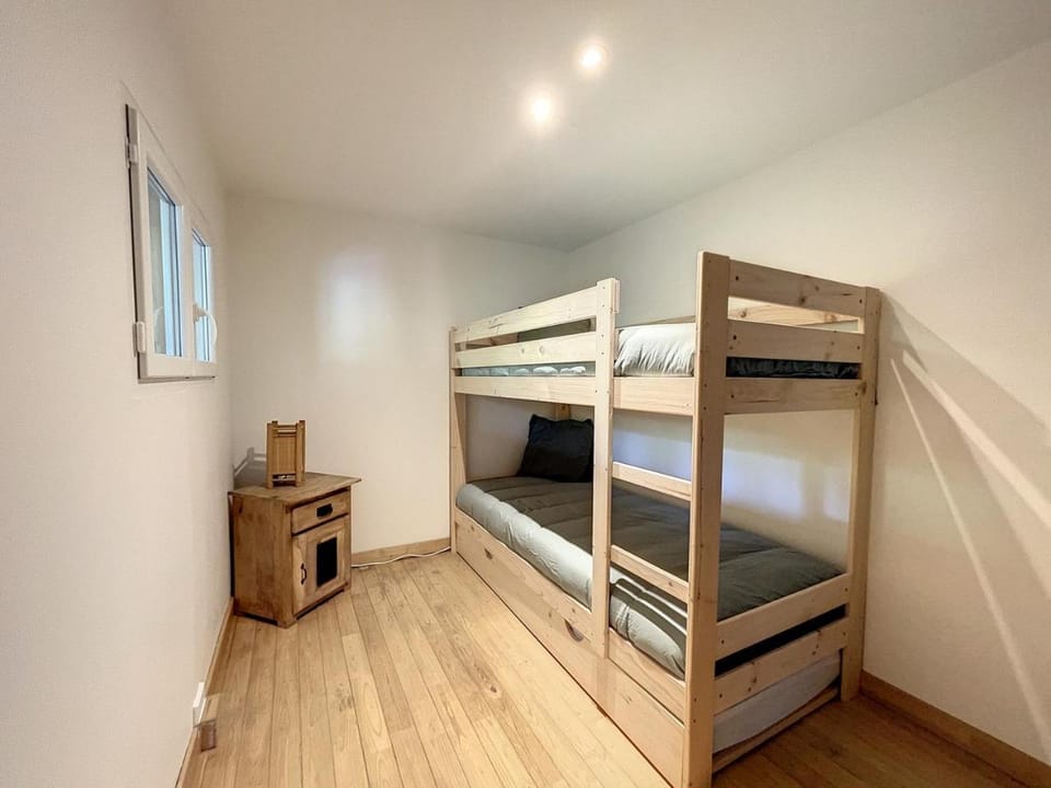 Bedroom, bunk bed