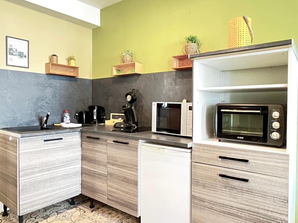 Coffee/tea facilities, Kitchen or kitchenette, microwave, oven