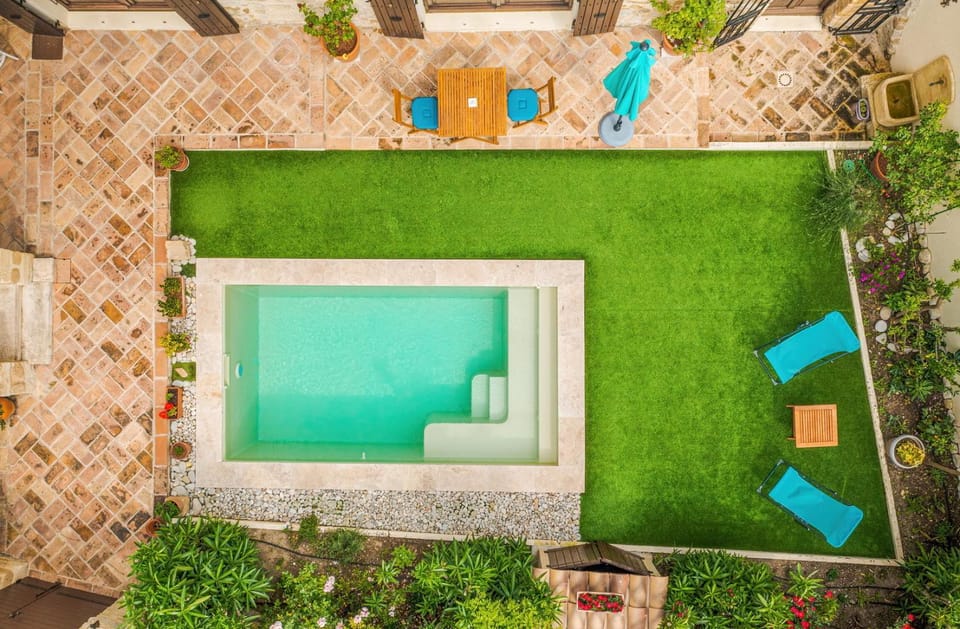 Swimming pool, Swimming pool