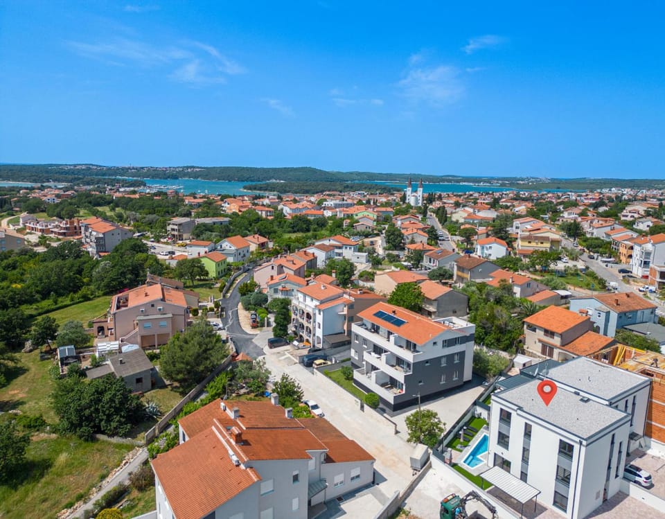 Property building, Day, Neighbourhood, Natural landscape, Bird's eye view, City view, Sea view, Street view, Location