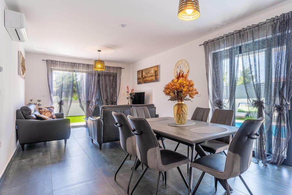 TV and multimedia, Living room, Seating area, Dining area, air conditioner