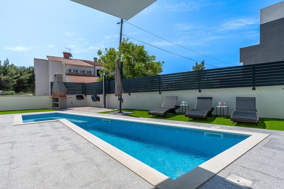 Patio, Day, BBQ facilities, Pool view, Swimming pool, sunbed