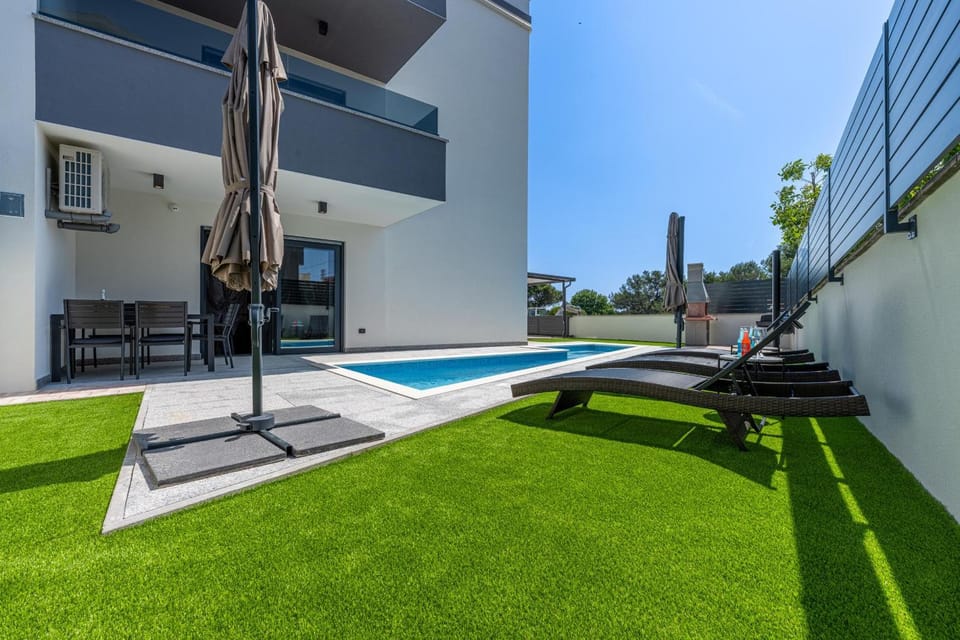 Property building, Patio, Day, Pool view, Swimming pool, sunbed