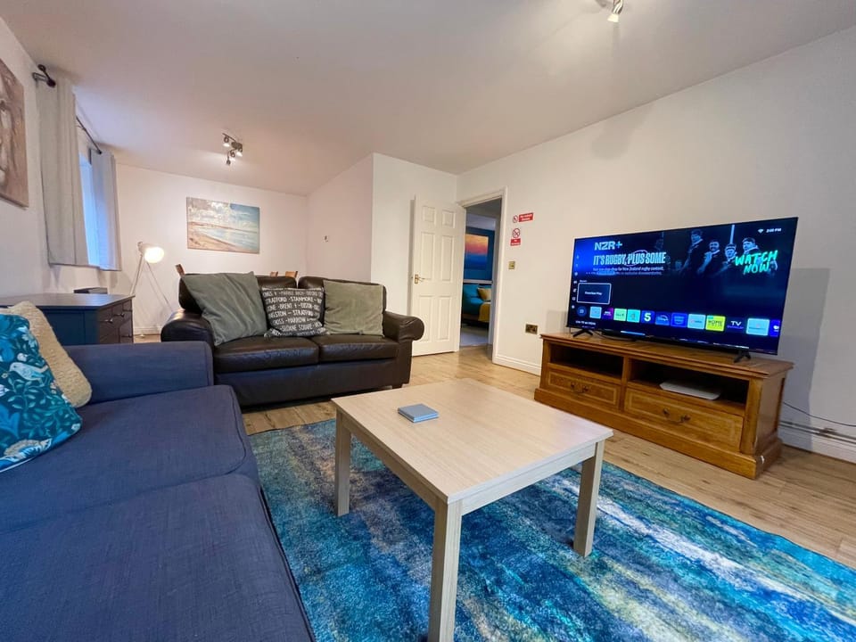 Large 5 bed detached house near Stansted Airport with Parking for 2 vehicles! Stansted Stays House in Uttlesford