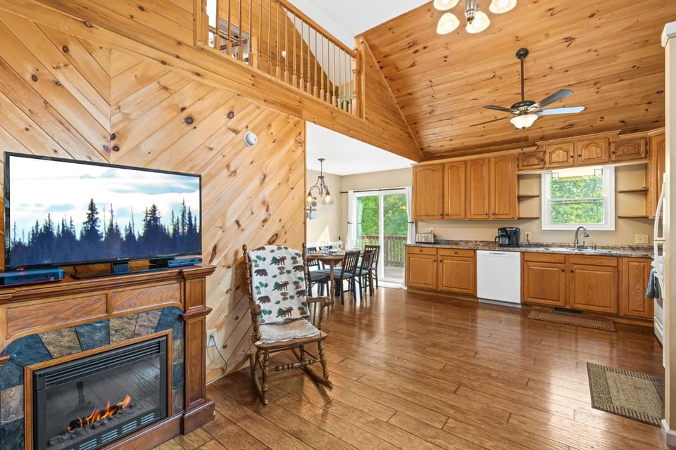 Hot Tub - Fire Pit - Pool Table - Pet Friendly - Good Times House in Shenandoah Valley