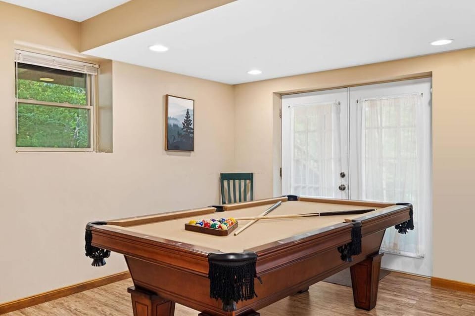 Billiard, Game Room