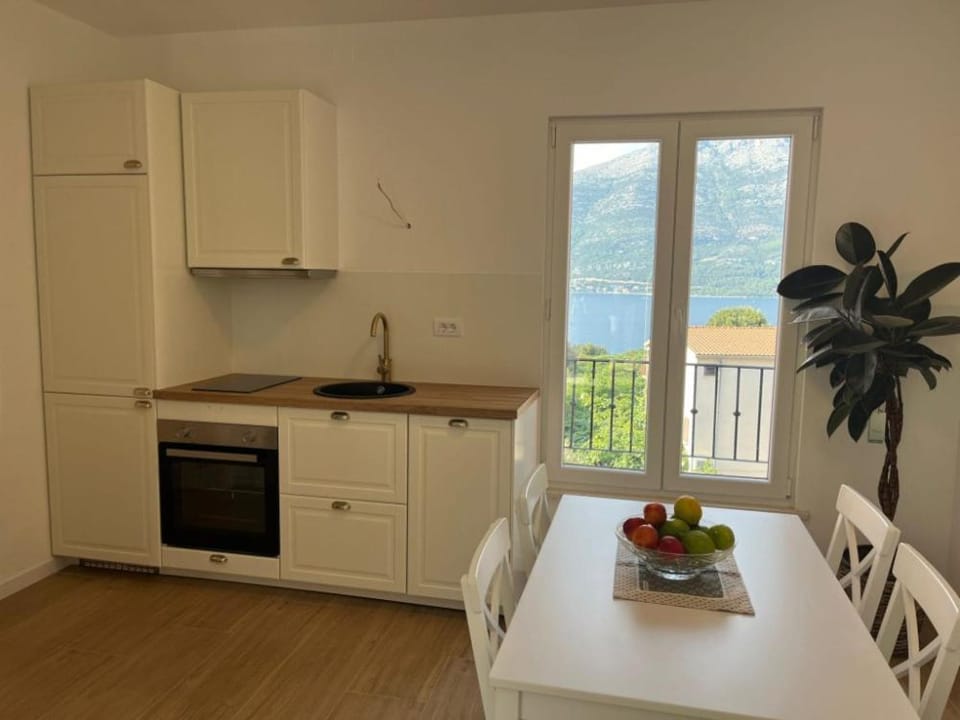 Natural landscape, Kitchen or kitchenette, Dining area, oven