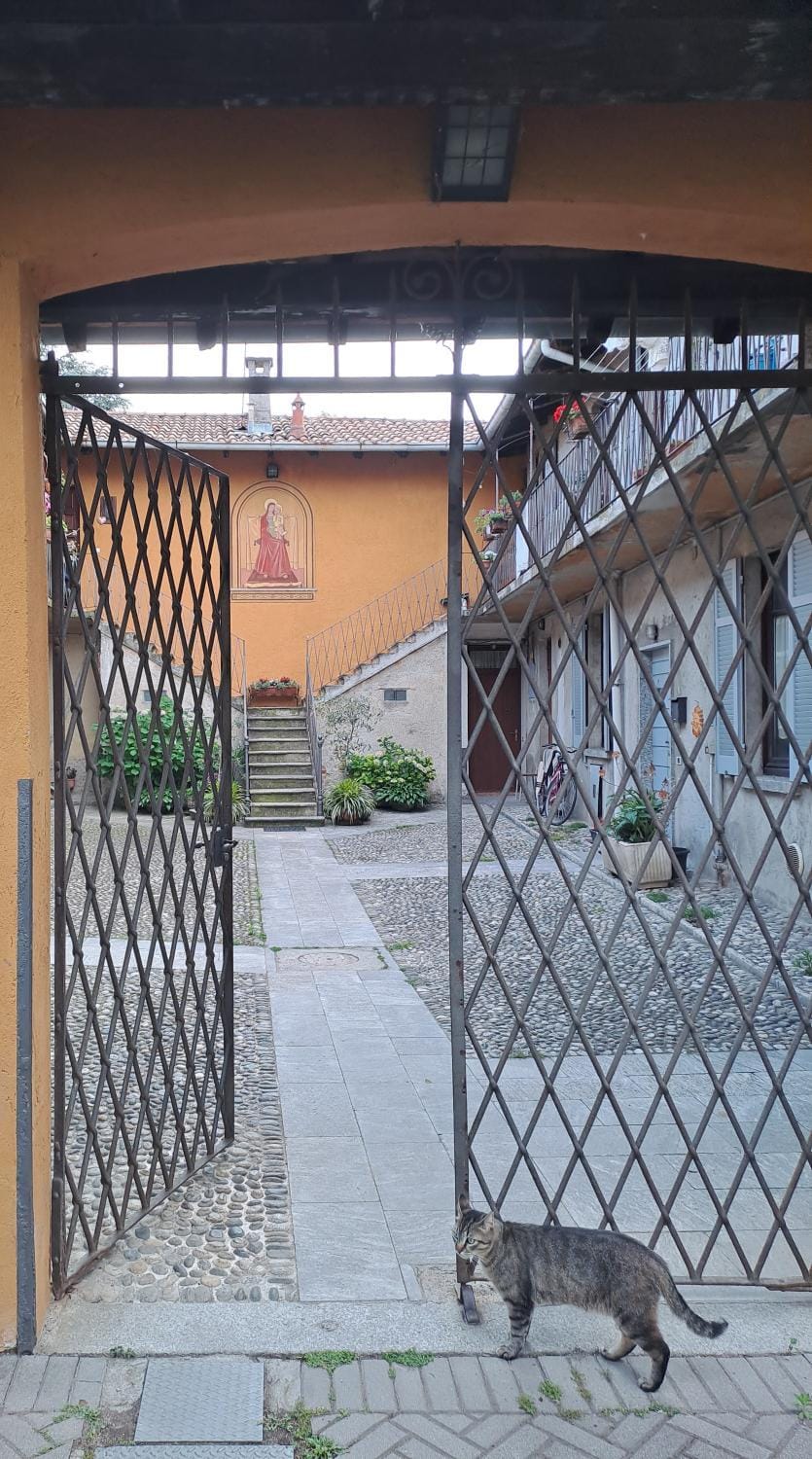 Gabbinoholidayhome Appartamento in suggestiva corte Apartment in Como